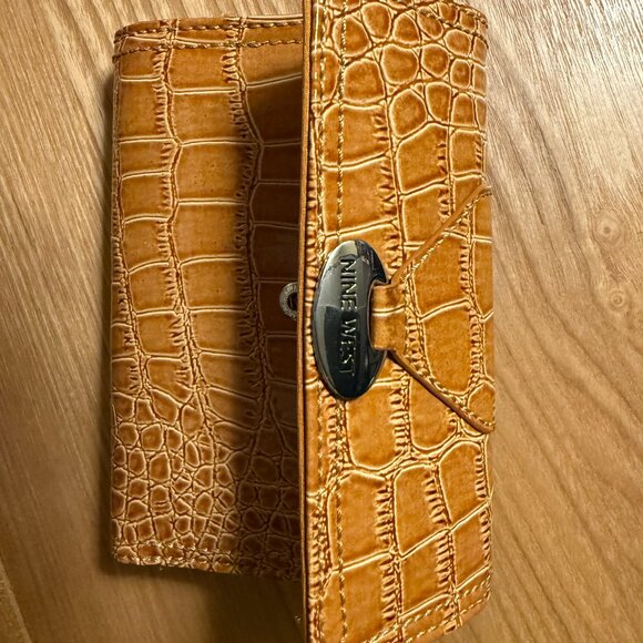 NINE WEST LT BROWN CROCODILE EMBOSSED ORGANIZER WALLET - Picture 1 of 5